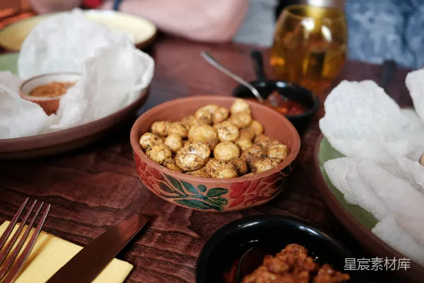 高清摄影 桌上盛放着一盘烤 chickpea，旁边配有蘸酱。