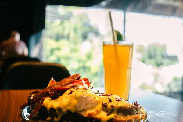 高清摄影 一份配有培根的餐盘和一杯饮料