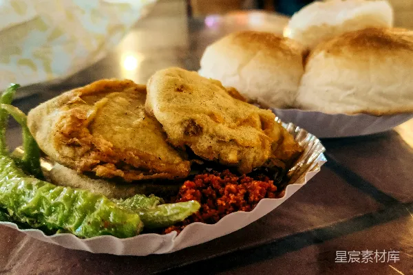 高清摄影 炸春卷，一种印度街头美食。