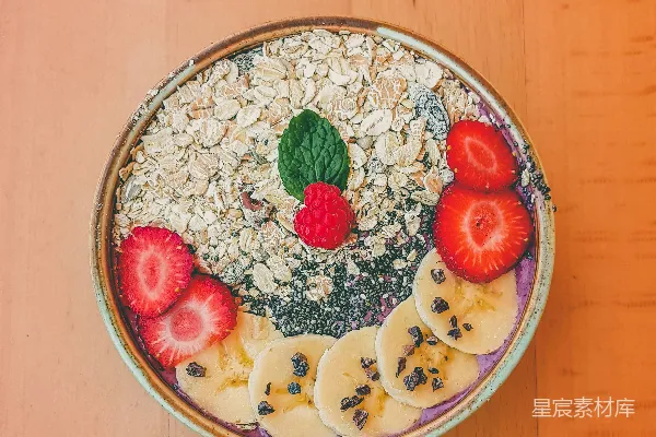 高清摄影 香蕉和草莓切片的_smoothie oatmeal