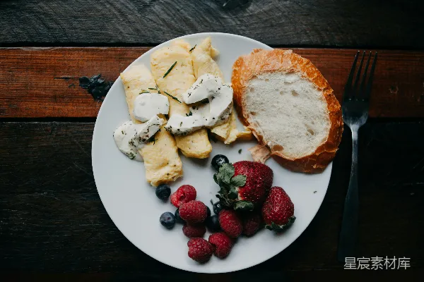 高清摄影 白底 plates 上堆叠着面包和水果