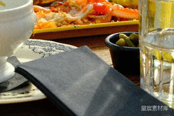 高清摄影 一张桌上摆放着装有食物和饮料的盘子。