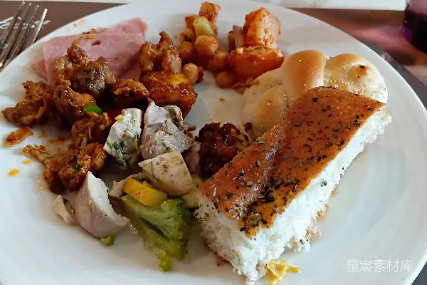 高清摄影 一盘包括面包和肉类的食物。