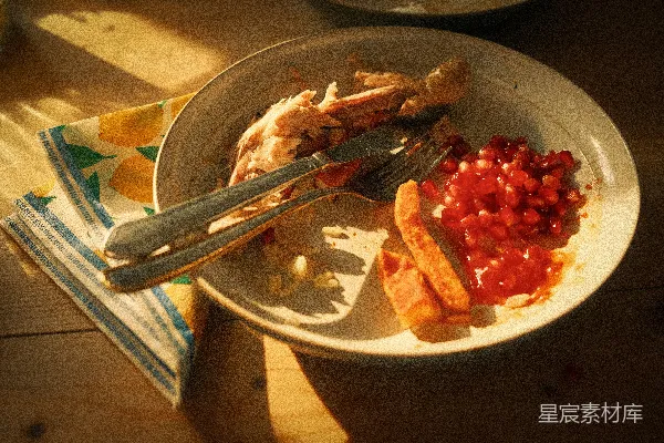 高清摄影 一块配有刀叉的餐食
