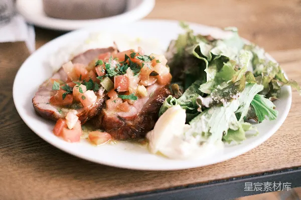 高清摄影 白瓷盘中蔬菜沙拉