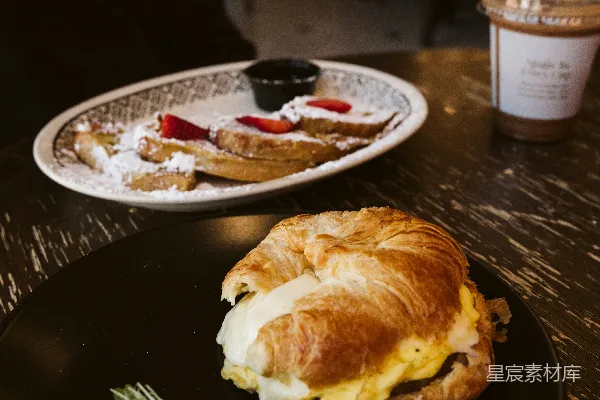 高清摄影 餐桌上的一个早餐三明治和一杯咖啡