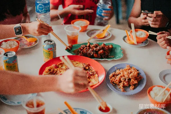 高清摄影 一群人在桌子周围坐着吃东西