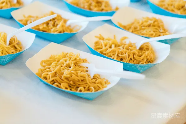 高清摄影 一张桌子上铺满了盛着面条的碗。