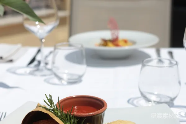 高清摄影 室外一盘油炸海鲜和酱料裹面包糠。