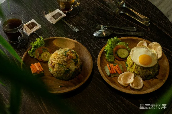 高清摄影 在褐色木制圆形盘子里烹煮食物