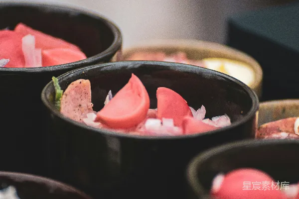 高清摄影 一张桌子上面铺着黑色的碗，里面盛满了食物。