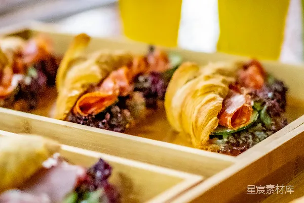 高清摄影 桌面上托盘中食物的特写