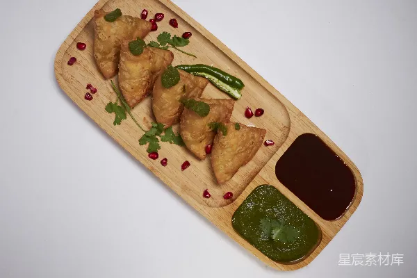 高清摄影 棕色木制托盘，上面有食物。