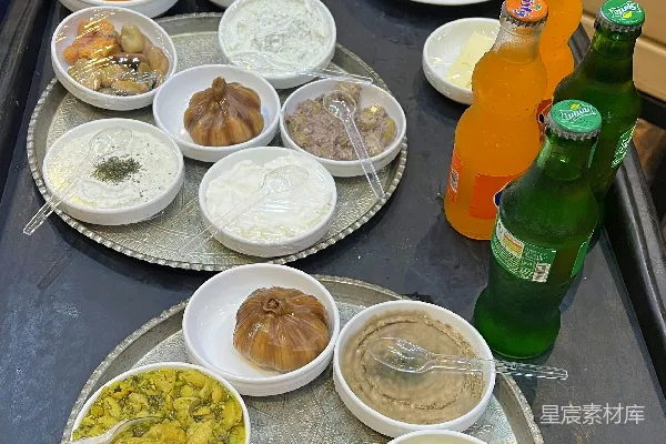 高清摄影 桌子上放着装有食物的碗。