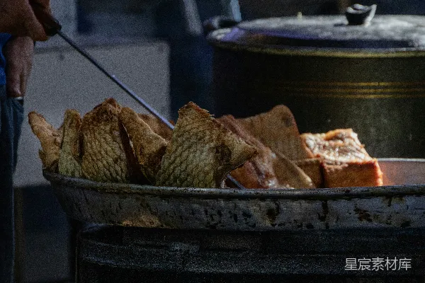 高清摄影 一个人正在烤炉上 cooking 食物。