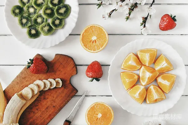 高清摄影 新鲜水果拼盘，包含橙子、草莓和猕猴桃。