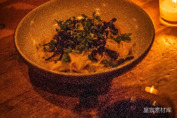 高清摄影 一碗 Pasta 与香草置于木质桌面上。