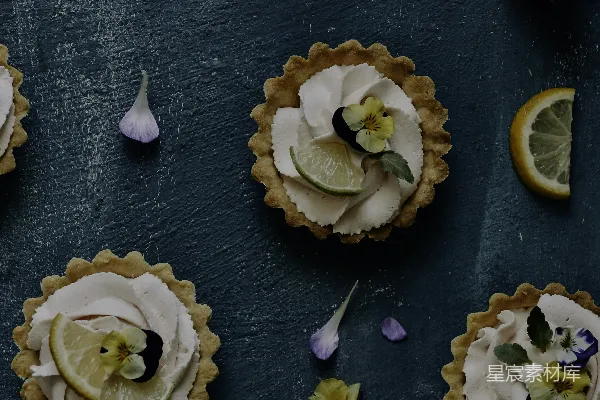 高清摄影 一张桌子面上铺满了柠檬和 cupcakes， cupcakes 上覆盖着奶油霜