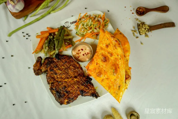 高清摄影 烤鸡、薄饼、蔬菜和酱料放在白色盘子里。