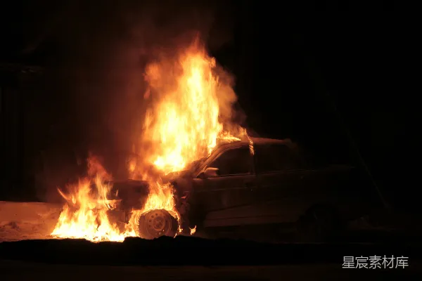 一辆车在黑夜中着火了。