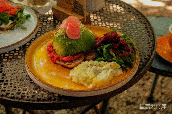 高清摄影 牛油果吐司配 mashed 马铃薯和沙拉
