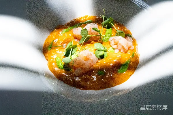 高清摄影 虾和绿叶的 gourmet 美食。