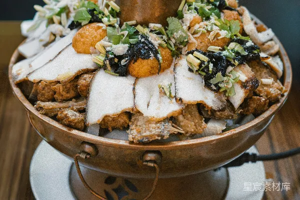 高清摄影 一口铜锅里盛放着各种肉类和蔬菜。