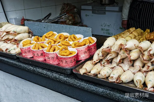 高清摄影 几盘食物放在一个架子上。
