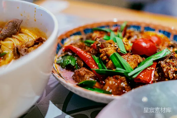 高清摄影 辣炒肉片和蔬菜配葱。