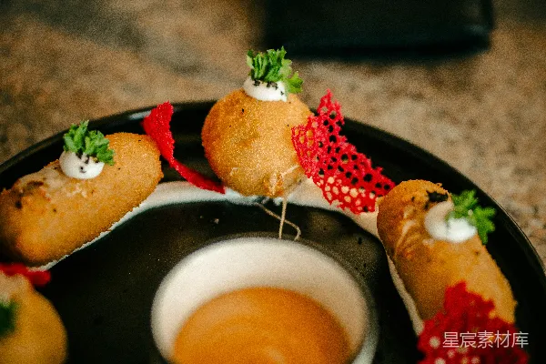 高清摄影 黑色的盘子上放置着食物，放在桌子上。