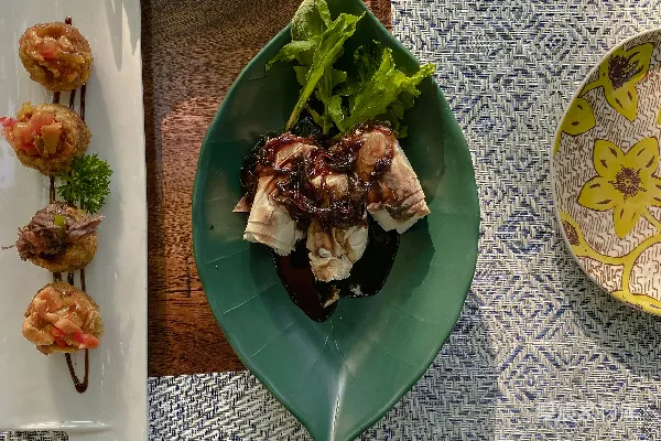 高清摄影 一张桌子上摆着装有食物和餐具的盘子