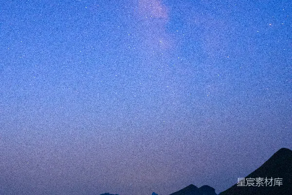 山地景观中的银河帐篷