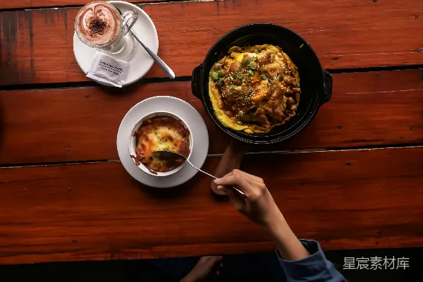 高清摄影 手持白色陶瓷杯的人手中握着一杯棕色液体
