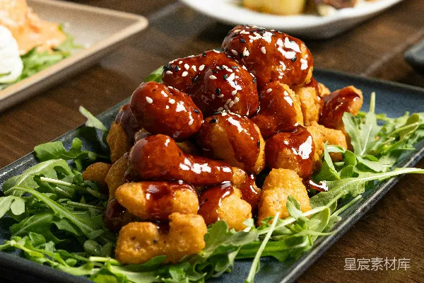 高清摄影 一张桌上铺满了装有酱料的盘子的食物