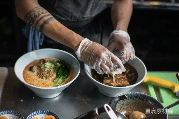 高清摄影 戴塑料手套的人在制作食物