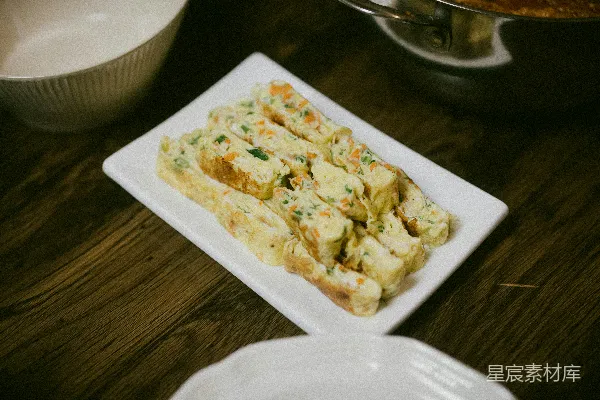 高清摄影 木桌上的盘子里的食物