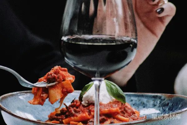 高清摄影 一张餐桌上的食物和一杯葡萄酒