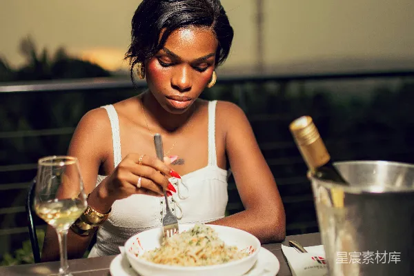 高清摄影 女人在户外桌子前用餐