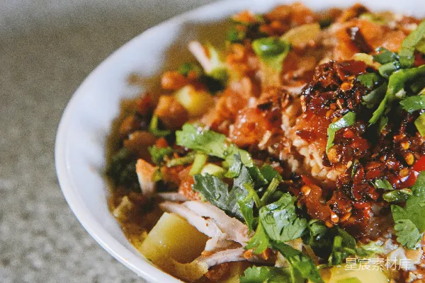 高清摄影 桌上有一个碗，碗里盛满了食物。