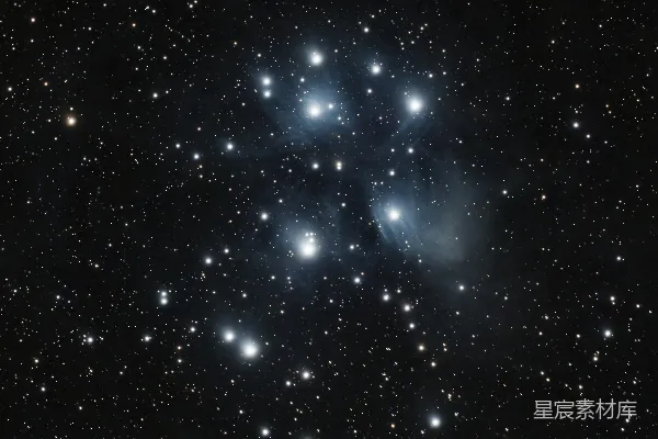 夜空中密密排列的昴星团。