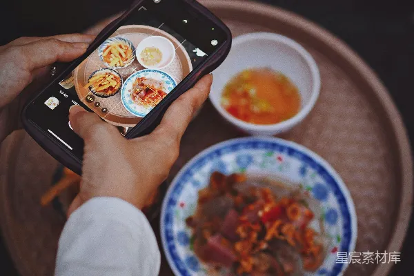 高清摄影 手持手机拍照的食物