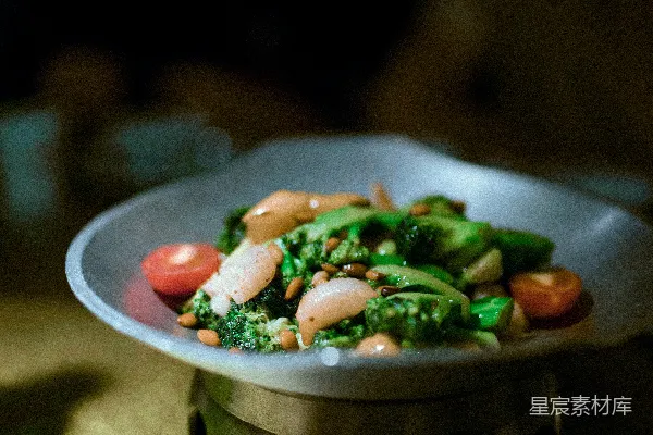 高清摄影 不锈钢碗中切好的番茄
