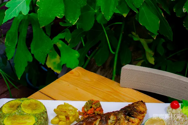 高清摄影 木桌上的盘子中的食物