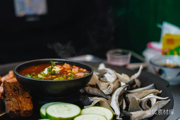 高清摄影 一个人准备着含有蔬菜和肉类的饭菜。