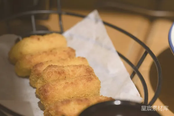 高清摄影 餐桌上一张装满食物的盘子，旁边放着蘸料