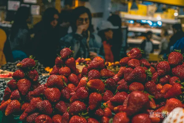 高清摄影 一堆堆的 strawberries 堆在 一起