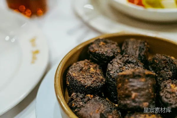 高清摄影 桌上一碗黑褐色的油炸食物。