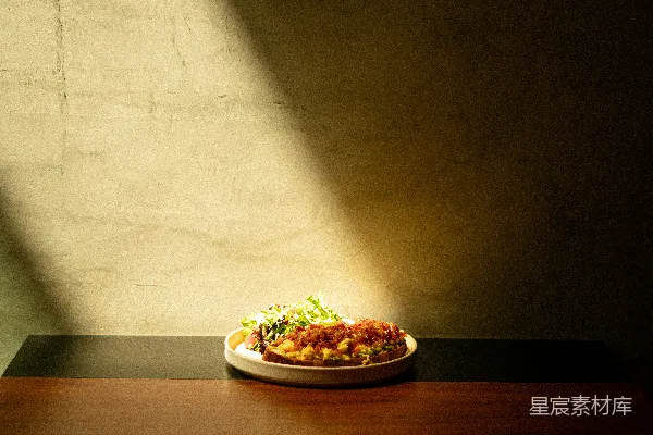 高清摄影 一张桌子上放着一盘食物。