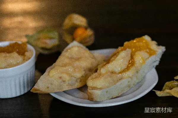 高清摄影 白盘中放置着两块食物