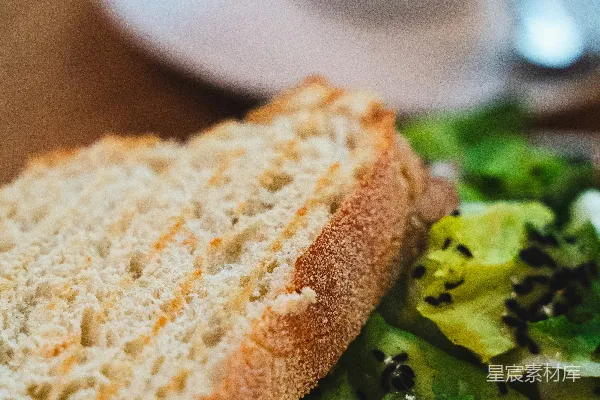 高清摄影 一张食物特写照片，上面放着一个三明治